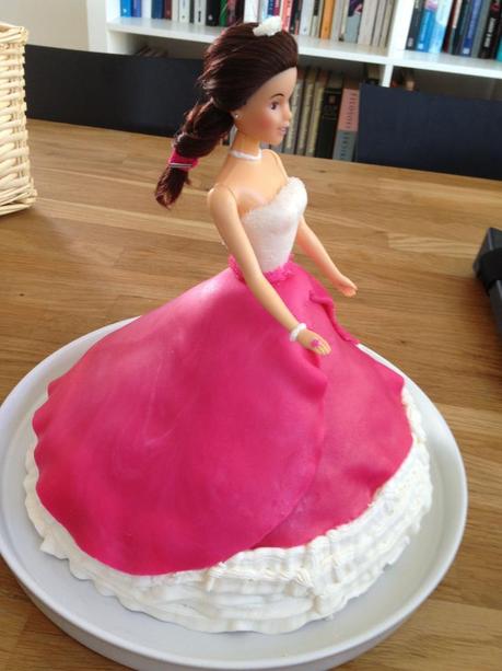 CC: This princes cake's picture is coutesy of Miracle Cake from Afsoon Samuelson cake creations.