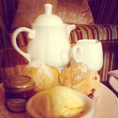 Delish tea and scones.  A fun road trip to London UK. Read more here : Lynneknowlton.com