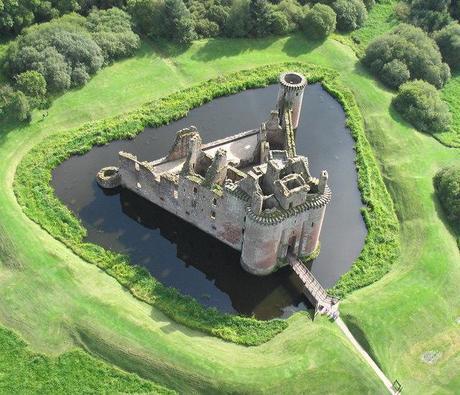 Discover the Caerlaverock Castle Discover the Caerlaverock Castle