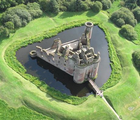 Discover the Caerlaverock Castle