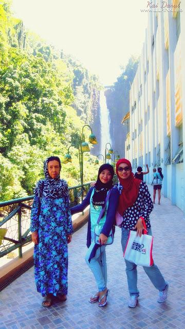 Maria Cristina Falls With Bestfriend and Mom