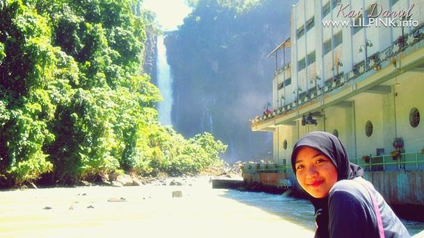 Maria Cristina Falls With Bestfriend and Mom