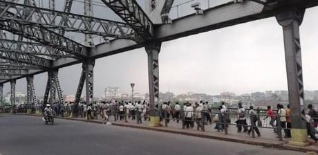 Pedestrians cross the Horwah Bridge in West Bengal. (Photo: Wikimedia commons)