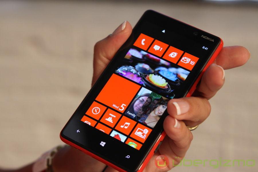 nokia lumia 920 820 hands on 07 Lumia 920 helps accelerate Windows Phone sales in US