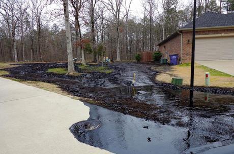 Arkansas town in lockdown after oil spill nightmare