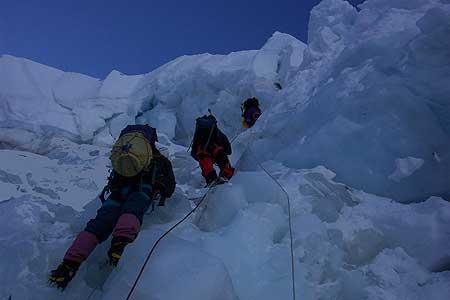 Everest 2013: Sherpas Head Up, Ueli and Simone On The Move