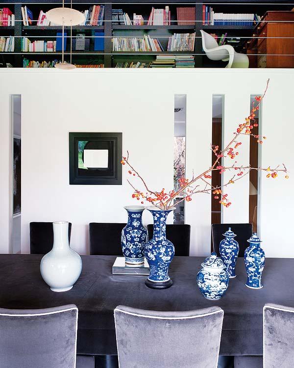 Codo a Codo Arquitectura Madrid remodel dining room black blue white Chinese vases library modern classic