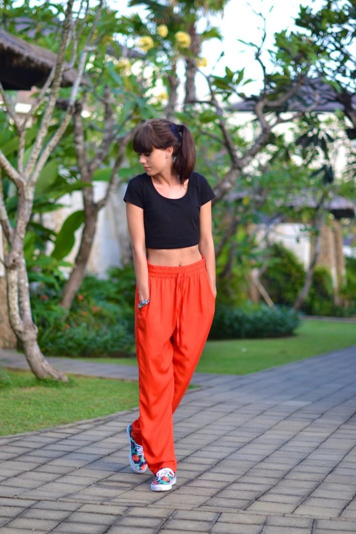 outfit oversized high waist trousers crop tee
