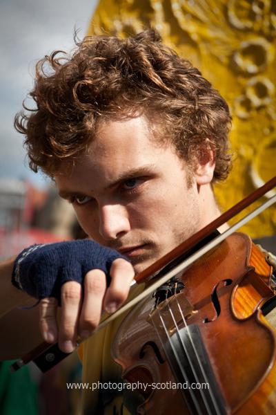 Photo - fiddler performing on the street at the Edinburgh Fringe 2011, Scotland