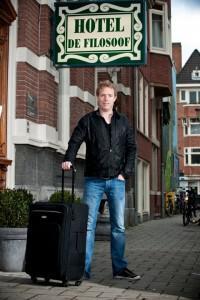 van dijk One man, one year, 365 hotels