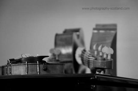 Photo - fiddle, cello and viol, at the Sound Chamber event on the edinburgh Fringe Festival (black and white)