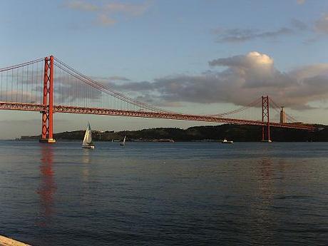Lisbon bridge - learn portuguese language