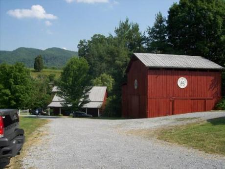 Saying I Do at Maple Lane Farm