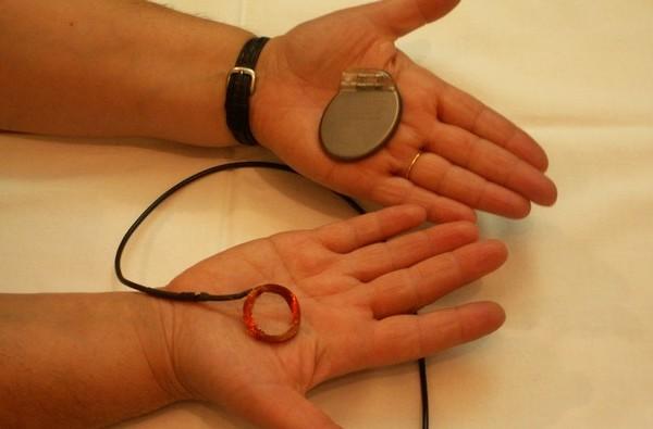 A pacemaker device and an implantable coil prototype (Credit: MIT Portugal)