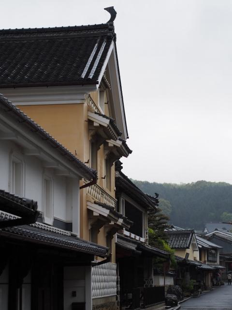 P42002414 雨に霞む木蝋のまち，内子 / Uchiko, used to be wax production town, longing in the Rain