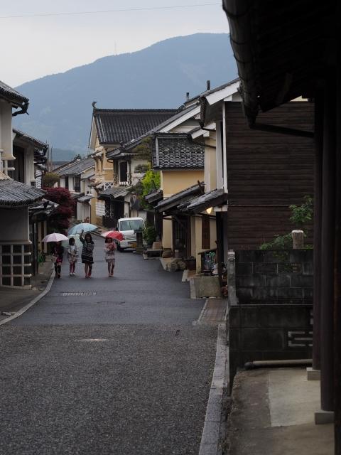 P42002167 雨に霞む木蝋のまち，内子 / Uchiko, used to be wax production town, longing in the Rain