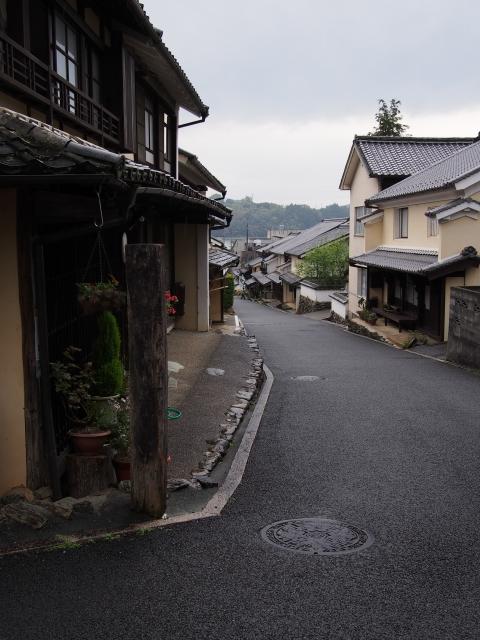 P42001544 雨に霞む木蝋のまち，内子 / Uchiko, used to be wax production town, longing in the Rain