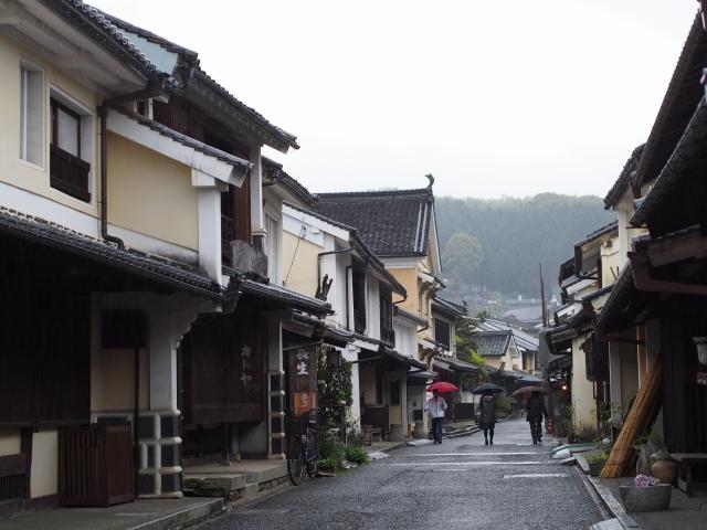 P42002514 雨に霞む木蝋のまち，内子 / Uchiko, used to be wax production town, longing in the Rain