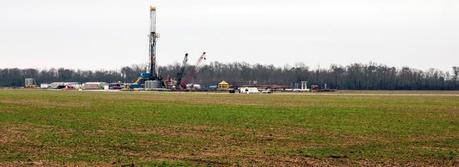 Fracking on the Haynesville Shale near Shreveport, Louisiana. Natural gas drilling. (Credit: Daniel Foster, http://www.flickr.com/people/17423713@N03)