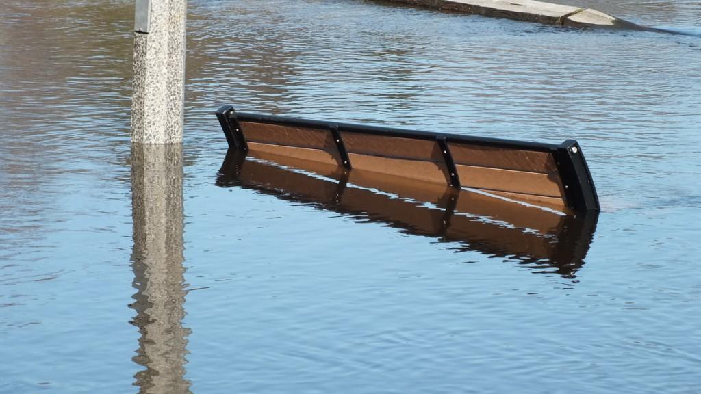 Huntsville flooding - park bench underwater - Ontario - April 21 2013