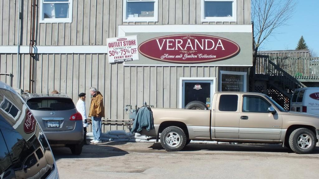 Huntsville flooding - sand bagging business - Ontario - April 21 2013