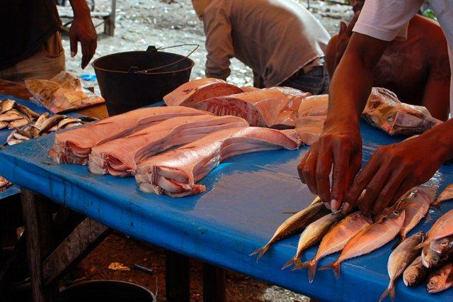 Fish sellers, Geliting market