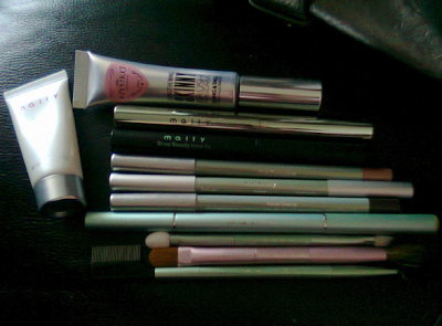 Whats In My Makeup Bag May Edition...