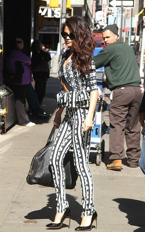 Selena-Gomez-Peter-Pilotto-Printed-Top-and-Crepe-Trousers