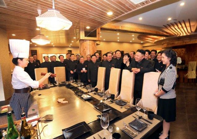 Kim Jong Un (2nd R) and his wife Ri Sol Ju (R) visit a teppanyaki griddle in the restaurant of the Haedanghwa Health Complex in east Pyongyang (Photo: Rodong Sinmun)