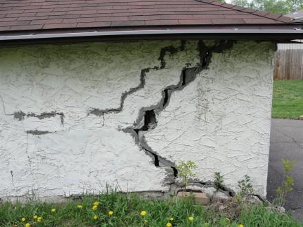 Huge cracks in wall
