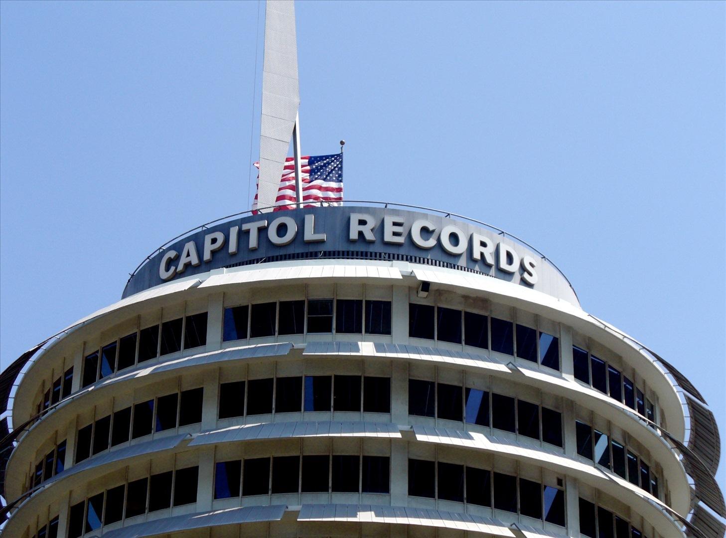 Рекорд капитал. Капитол Рекордс Лос-Анджелес. Здание Capitol records. Отель Sheraton Universal. Capitol records logo.