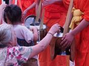 托鉢の列が目に鮮やかなルアンパバーンのまち Luang Prabang, Hundreds Monks Walk Through Streets Collecting Alms.