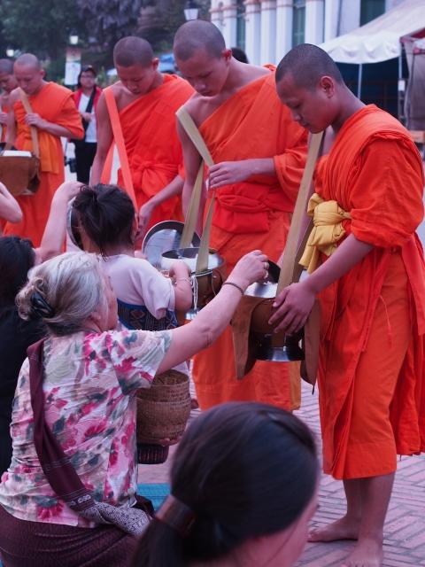 P42903471 托鉢の列が目に鮮やかなルアンパバーンのまち / Luang Prabang, hundreds of monks walk through the streets collecting alms.