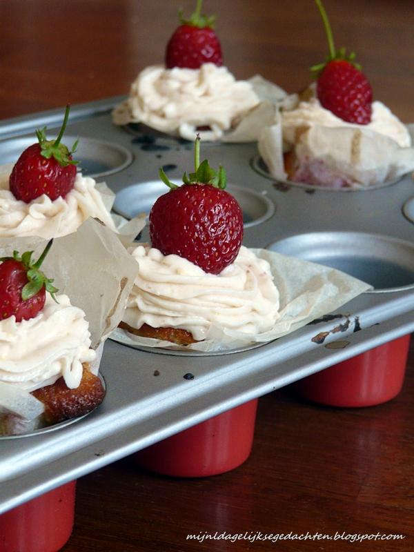 Strawberry Cupcakes with Cream Cheese Frosting/ Клубничные Капкейки с Кремом