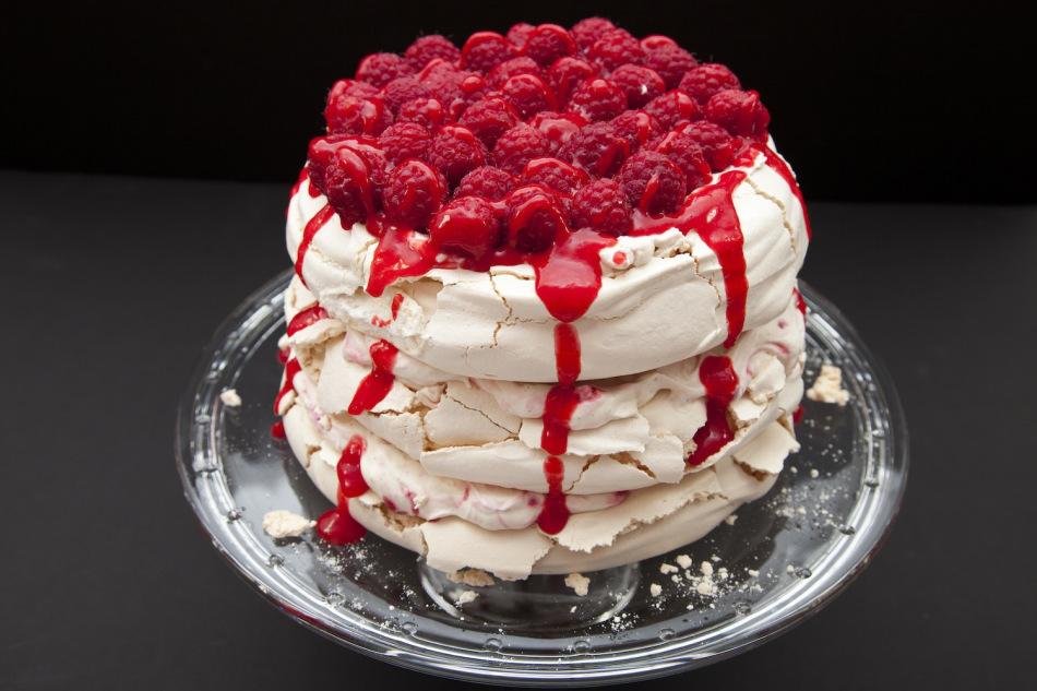Meringue & raspberries cake 1