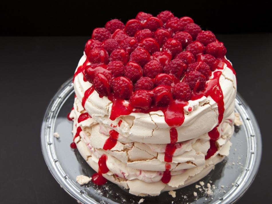 Meringue & berries cake 5