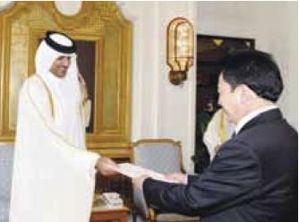 Qatar's Heir Apparent and Deputy Emir, HH Sheikh Tamim bin Hamad al-Thani (L) accepts a letter of credence from DPRK Ambassador So Chang Sik (R) at his Emiri Diwan office on 22 April 2013 (Photo: Emiri Diwan of HH Deputy Emir and Heir Apparent and Gulf Times)