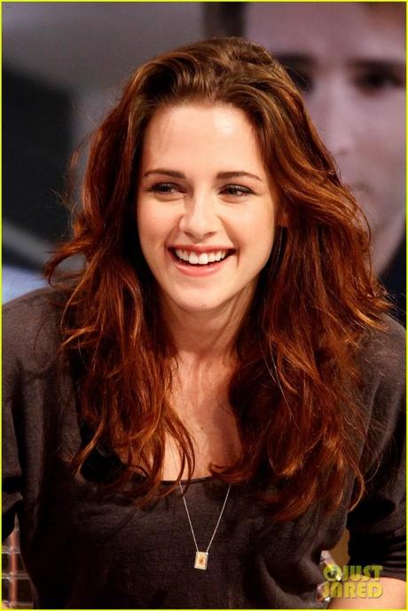 Kristen Stewart. Smiling!