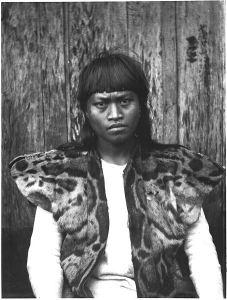 A Taiwanese tribesman wearing a leopard pelt, photographed circa 1900 by anthropologist Torii Ryūzō. Public domain.