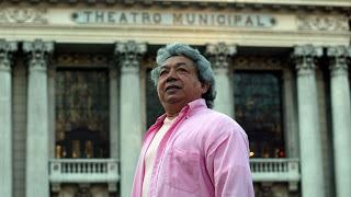 Joaozinho Trinta with Teatro Municipal behind him
