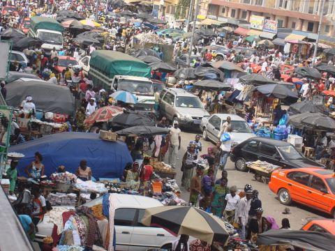 A street market in Abidjan (Photo: Wikimedia Commons)