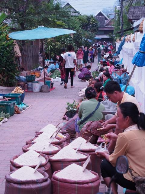 P4290367 ローカル色溢れるルアンパバーンの朝市 /  Real Living Local Morning Marke, Luang Prabang