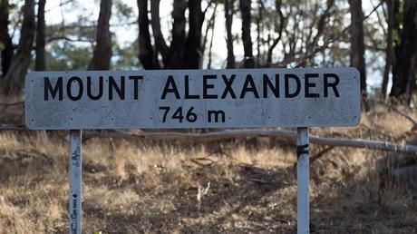 summit sign for mount alexander