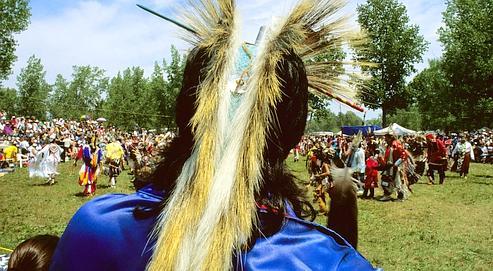 Un danseur portant une coiffe appelée Porcupine (porc-épic), faite en crin de cheval pendant le Pow Wow, (festival de danse indienne traditionnelle), dans la réserve de Kahnawake, près de Montréal.