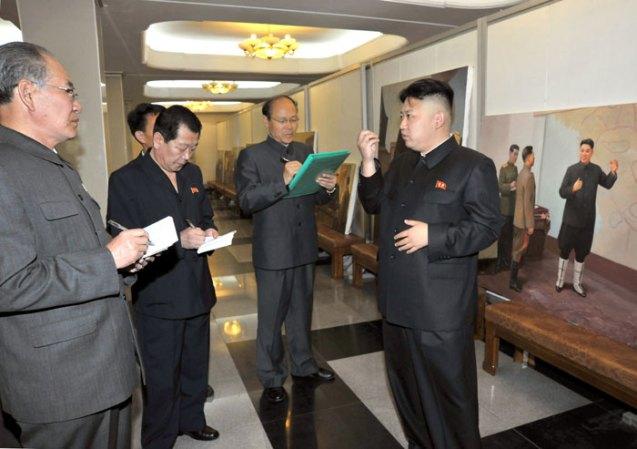 Kim Jong Un (R) issues instructions during a visit to the Mansudae Art Studio in Pyongyang where he viewed works slated for display in the city's war museum when it reopens in July (Photo: Rodong Sinmun)