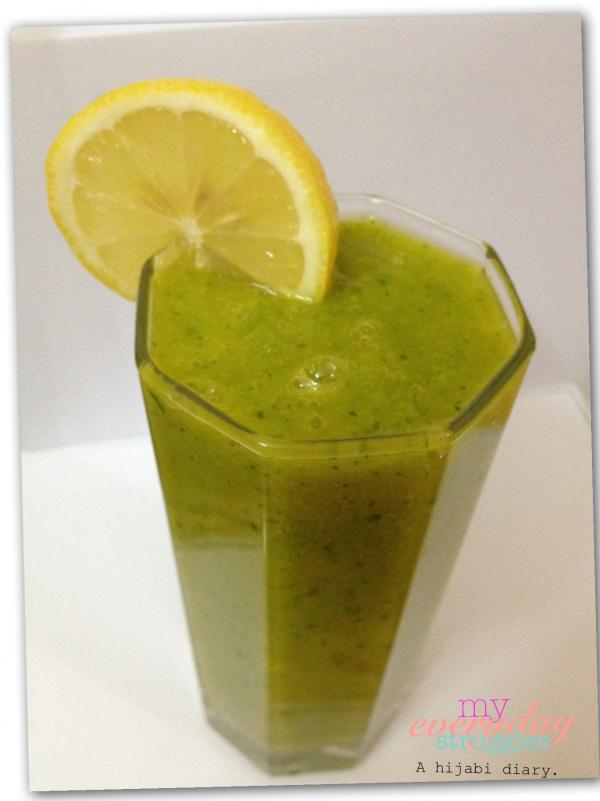 Peach-Mango-Parsley Green Smoothie