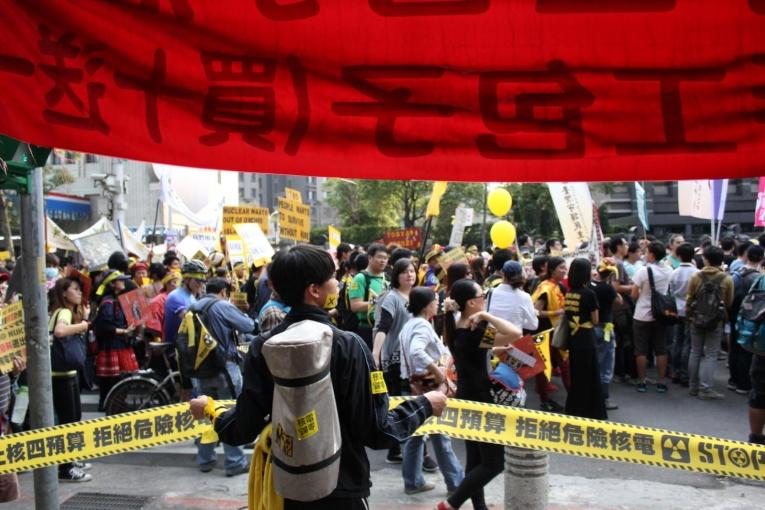 Anti-Nukes Protest in Taiwan Draws 10,000