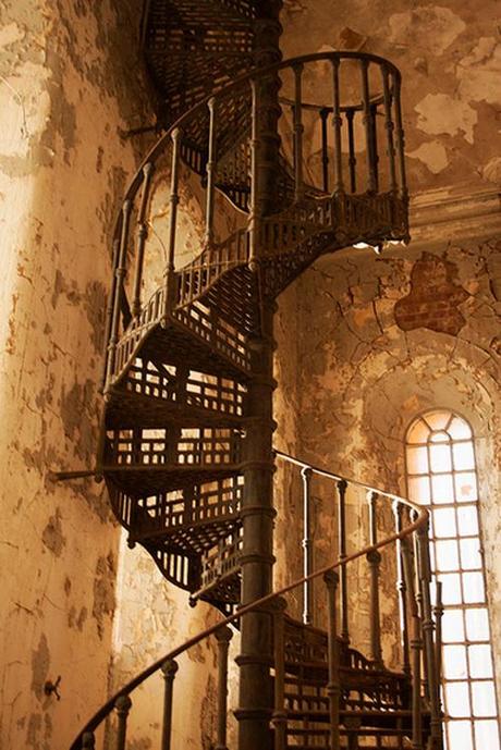 they all came to party and there's four to every stall, it gets frustrating, just pissing on this wall, seems like there's another story banging around every step you fake