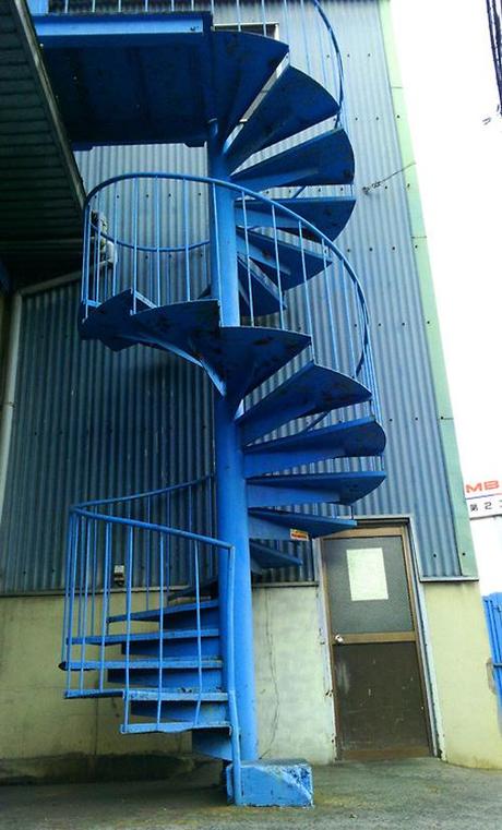 they all came to party and there's four to every stall, it gets frustrating, just pissing on this wall, seems like there's another story banging around every step you fake