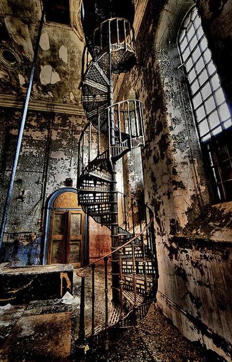 they all came to party and there's four to every stall, it gets frustrating, just pissing on this wall, seems like there's another story banging around every step you fake